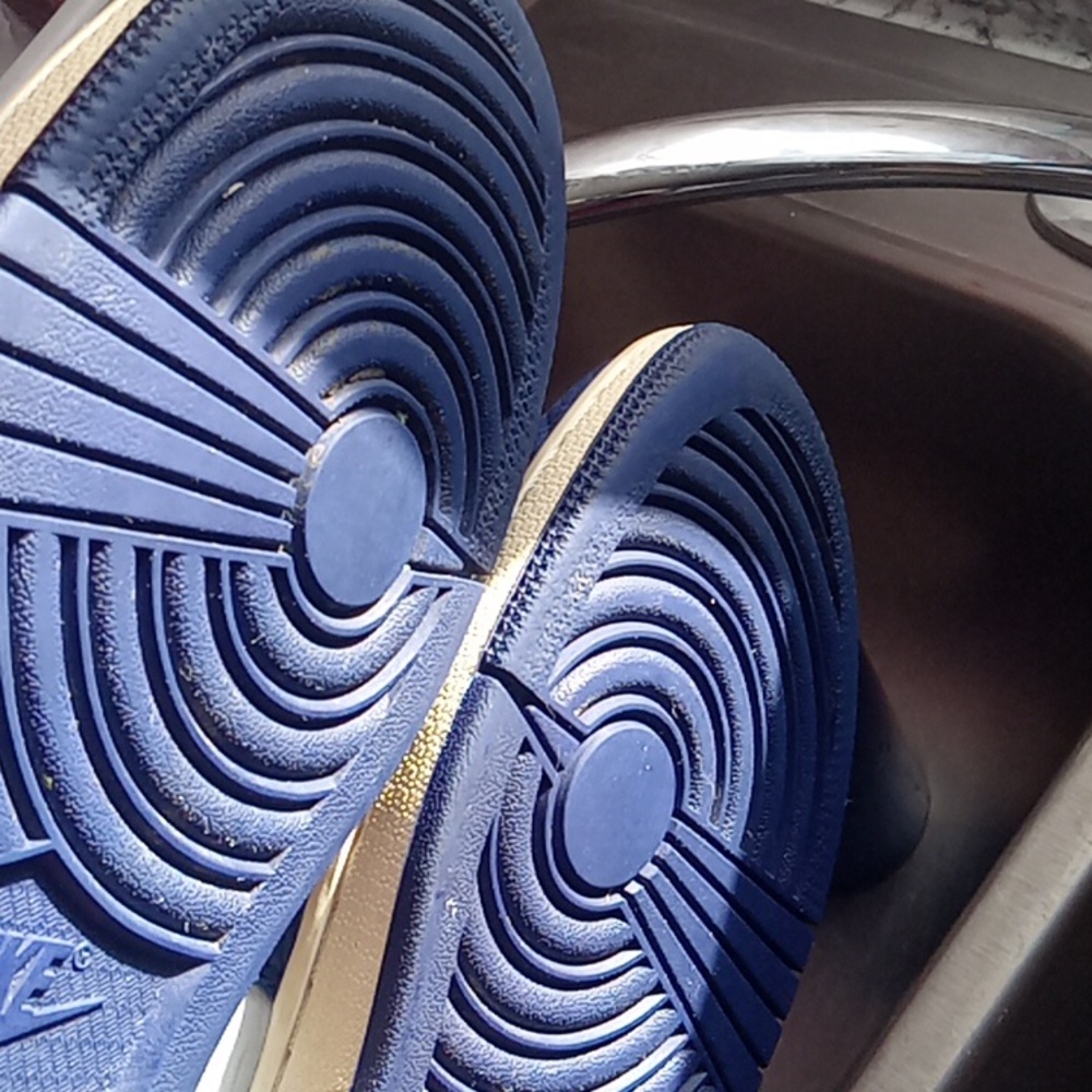 Air Jordan 1 High it's an old colorway I think it's called m.nightnavy,red,sail - Picture 11 of 14